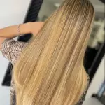 Foto di donna con capelli lunghi biondo chiarissimo dorato
