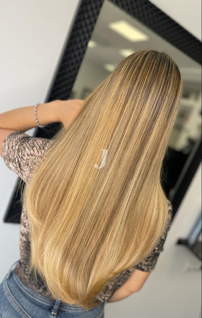 Foto di donna con capelli lunghi biondo chiarissimo dorato