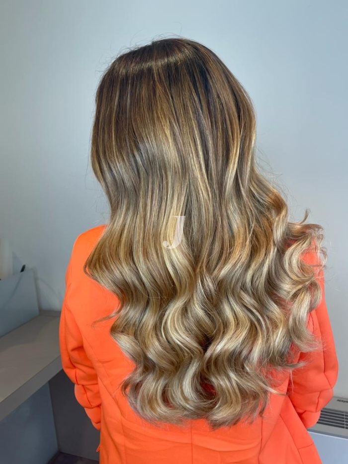 Foto di donna con capelli lunghi biondo chiarissimo dorato