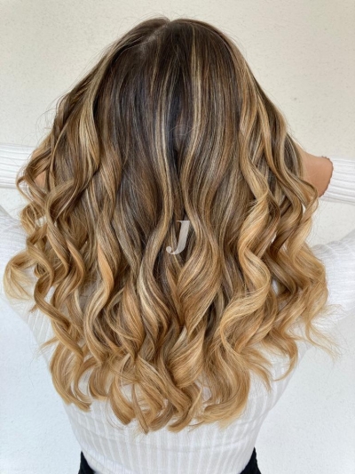 Foto di donna con capelli lunghi biondo chiarissimo dorato