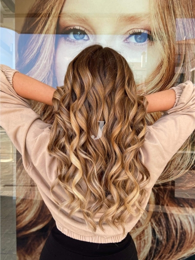 Foto di donna con capelli lunghi biondo chiarissimo dorato