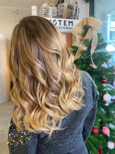 Foto di donna con capelli lunghi biondo chiarissimo dorato