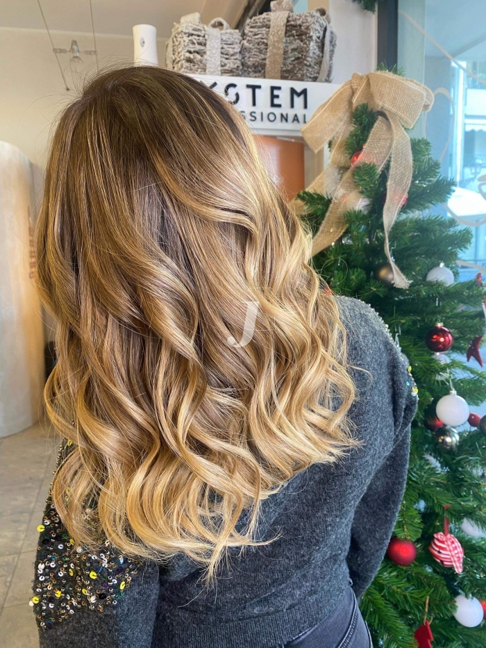 Foto di donna con capelli lunghi biondo chiarissimo dorato