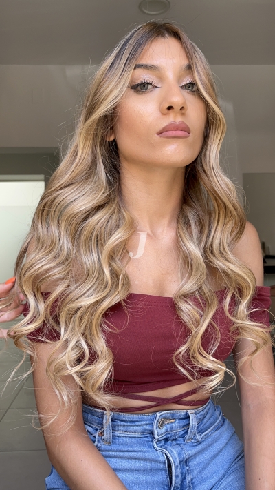 Foto di donna con capelli lunghi biondo chiarissimo dorato