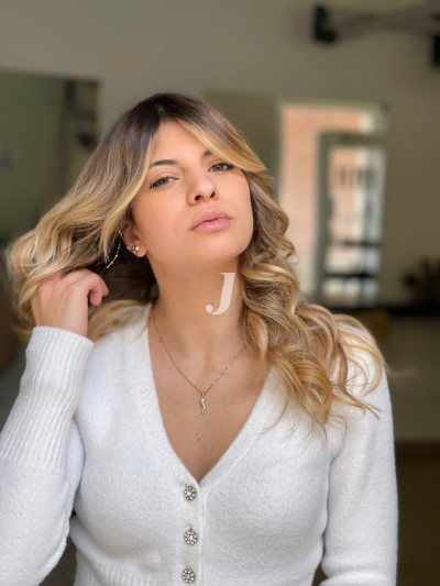 Foto di donna con capelli lunghi biondo chiarissimo dorato