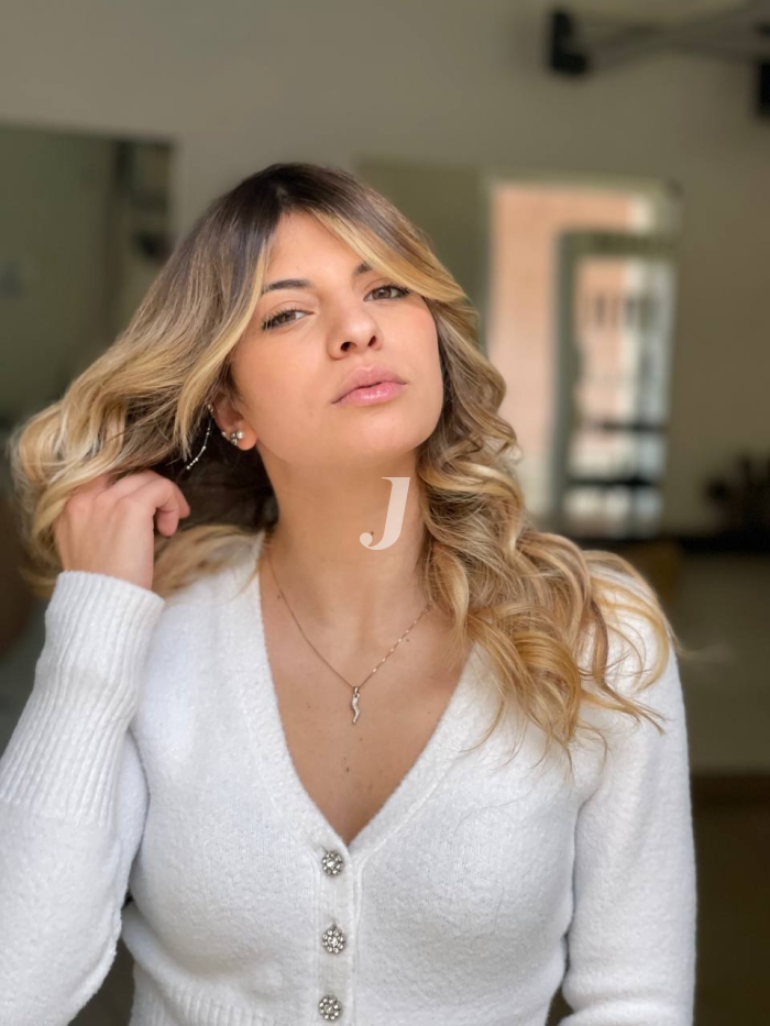 Foto di donna con capelli lunghi biondo chiarissimo dorato