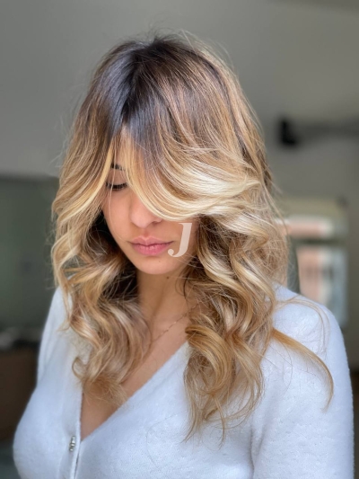 Foto di donna con capelli lunghi biondo chiarissimo dorato