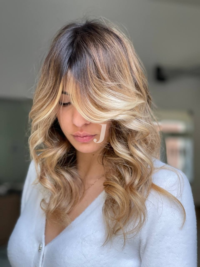 Foto di donna con capelli lunghi biondo chiarissimo dorato