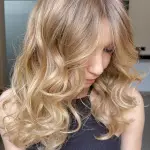 Foto di donna con capelli lunghi biondo chiarissimo dorato