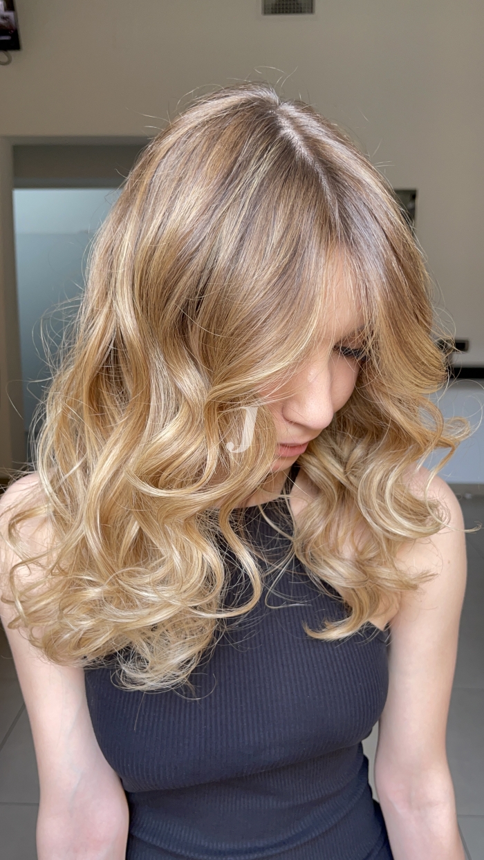 Foto di donna con capelli lunghi biondo chiarissimo dorato