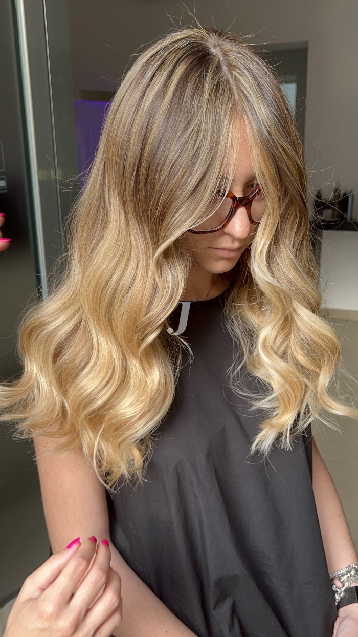 Foto di donna con capelli lunghi biondo chiarissimo dorato