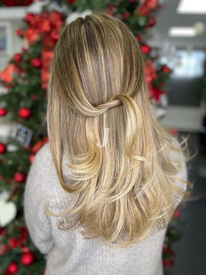 Foto di donna con capelli lunghi biondo chiarissimo dorato