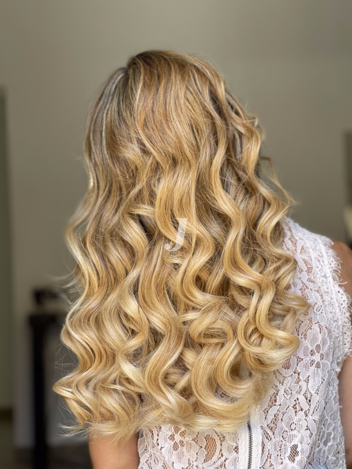 Foto di donna con capelli lunghi biondo chiarissimo dorato