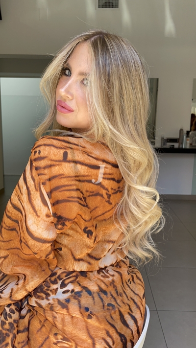 Foto di donna con capelli lunghi biondo chiarissimo dorato