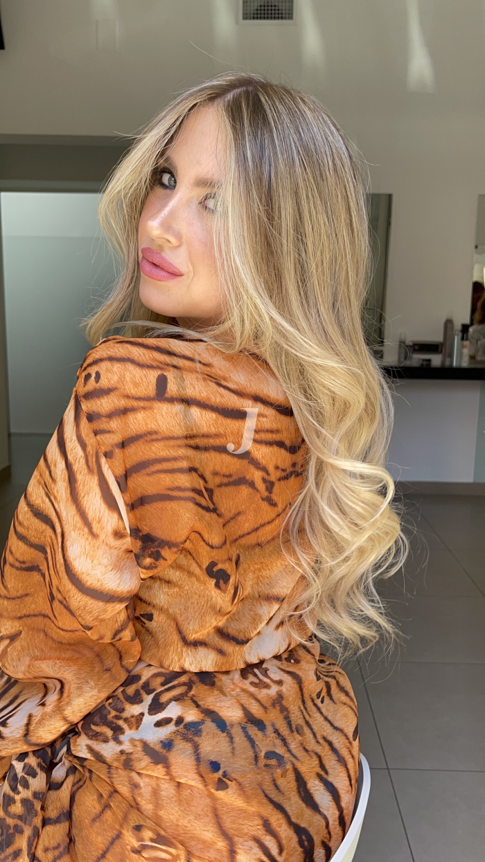 Foto di donna con capelli lunghi biondo chiarissimo dorato