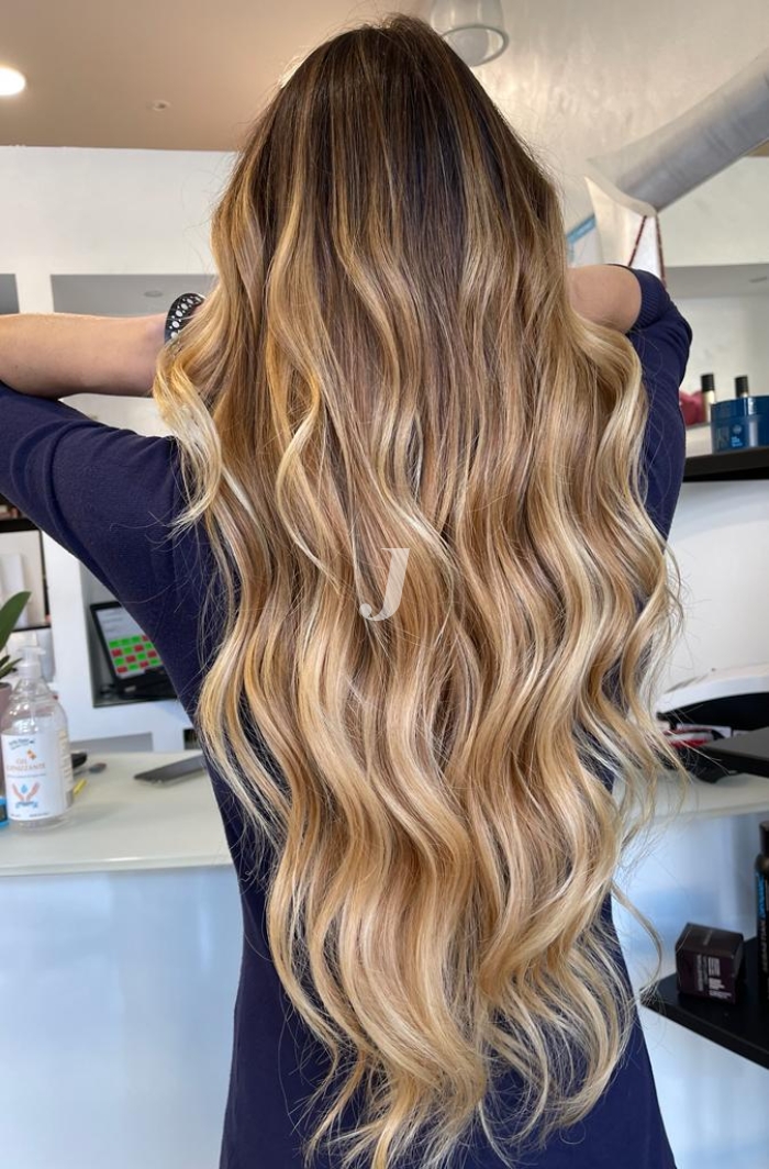 Foto di donna con capelli lunghi biondo chiarissimo dorato