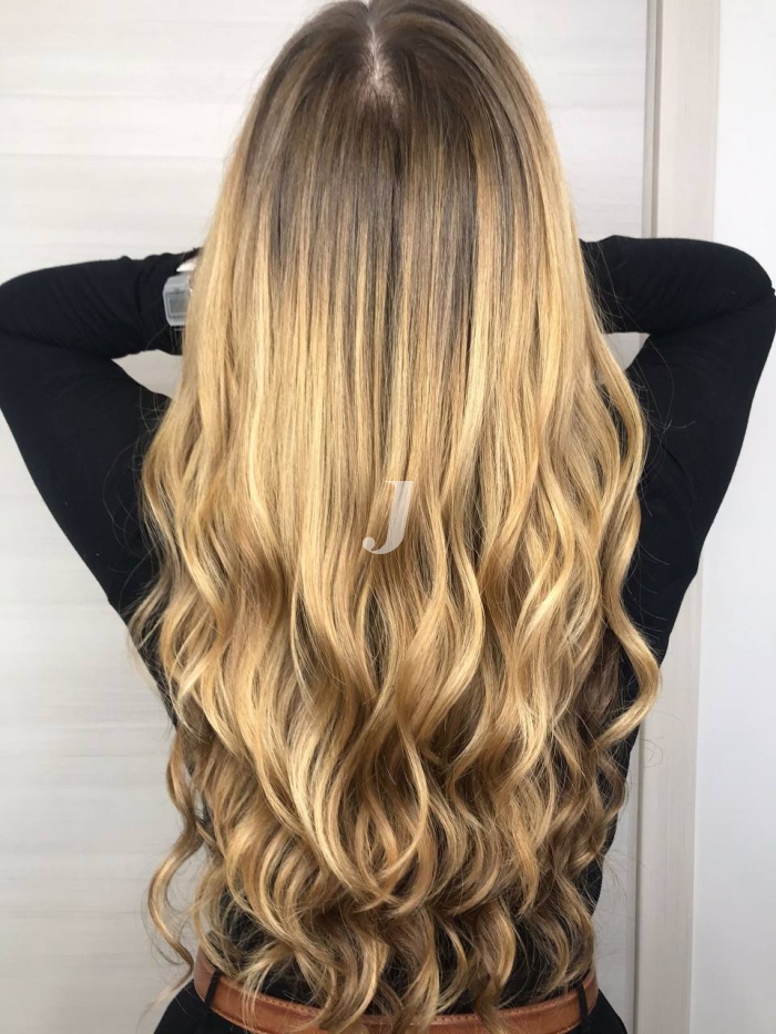 Foto di donna con capelli lunghi biondo chiarissimo dorato