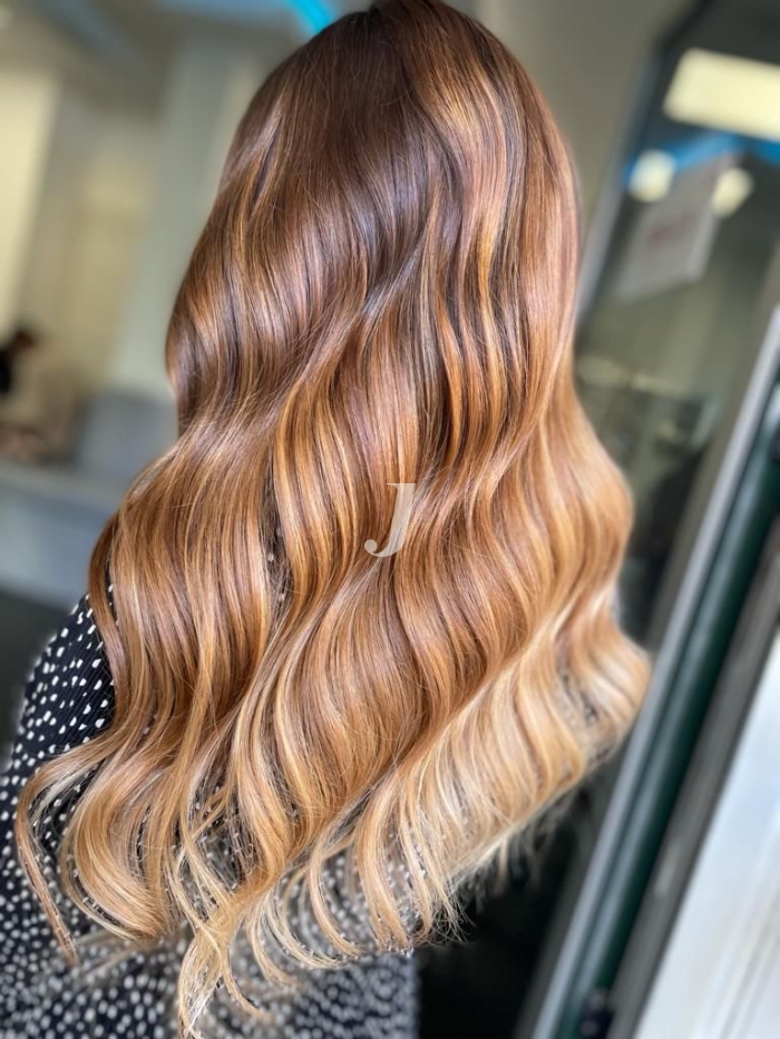 Foto di donna con capelli lunghi biondo chiarissimo dorato