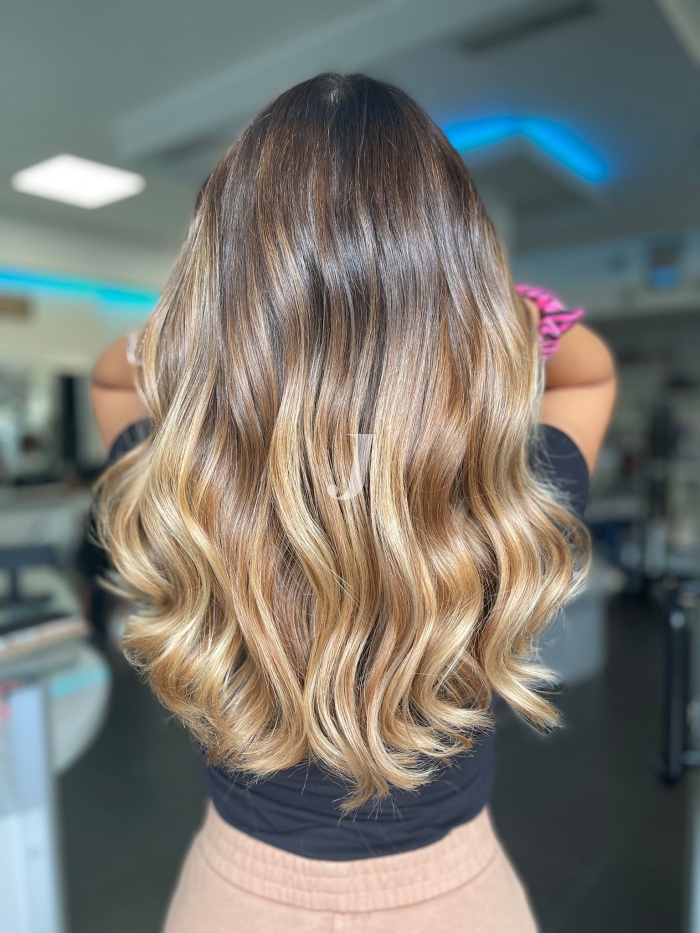 Foto di donna con capelli lunghi biondo chiarissimo dorato