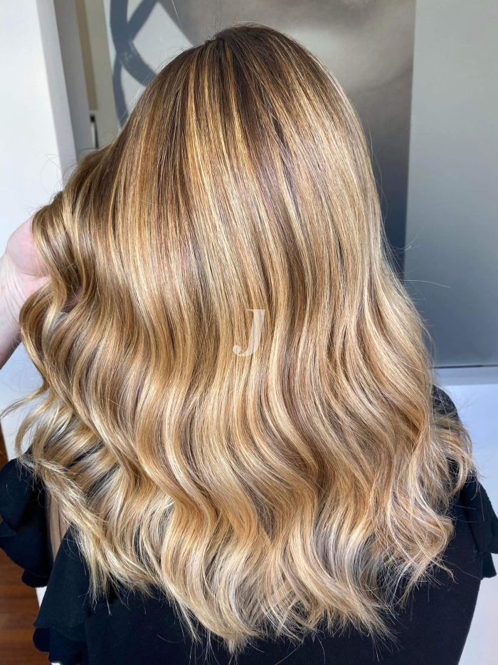 Foto di donna con capelli lunghi biondo chiarissimo dorato