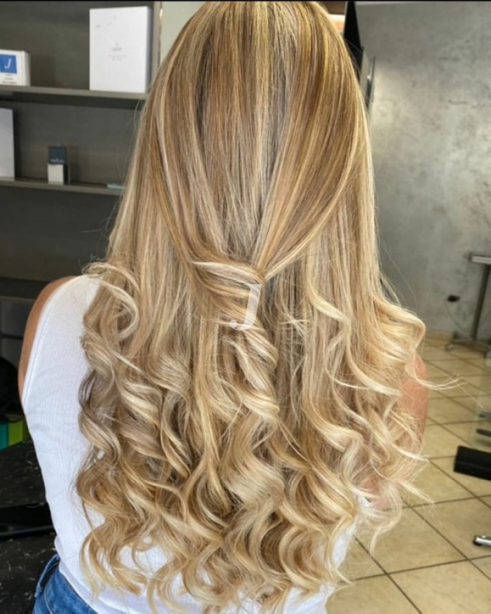 Foto di donna con capelli lunghi biondo chiarissimo dorato