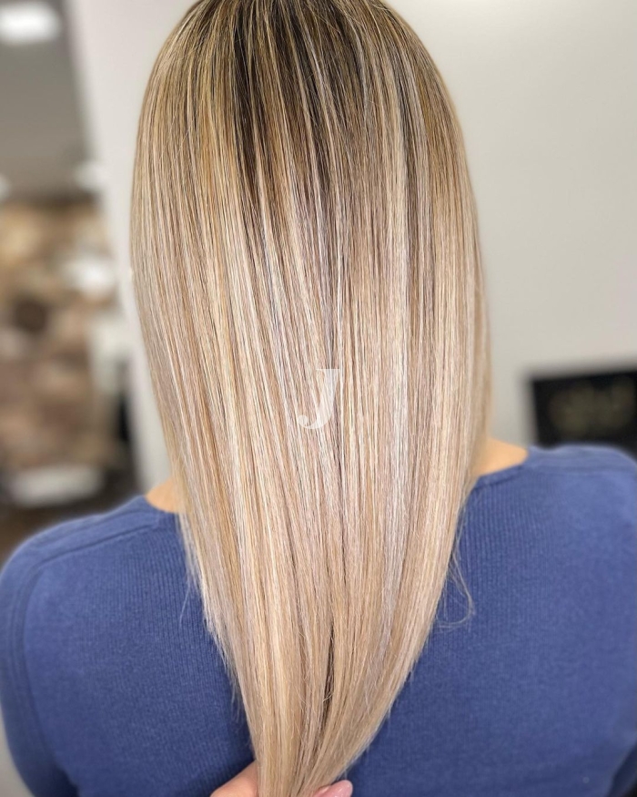 Foto di donna con capelli lunghi biondo chiarissimo dorato