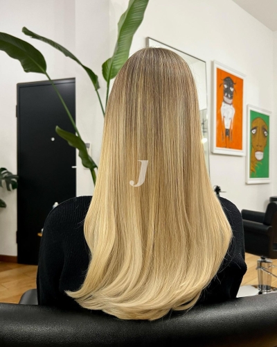 Foto di donna con capelli lunghi biondo chiarissimo dorato