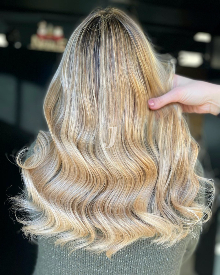 Foto di donna con capelli lunghi biondo chiarissimo dorato