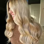 Foto di donna con capelli lunghi biondo chiarissimo dorato