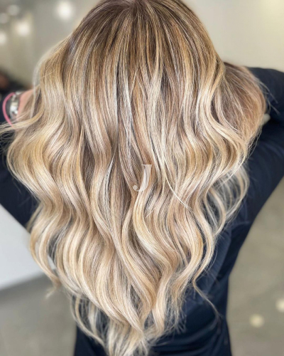 Foto di donna con capelli lunghi biondo chiarissimo dorato