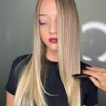 Foto di donna con capelli lunghi biondo chiarissimo dorato