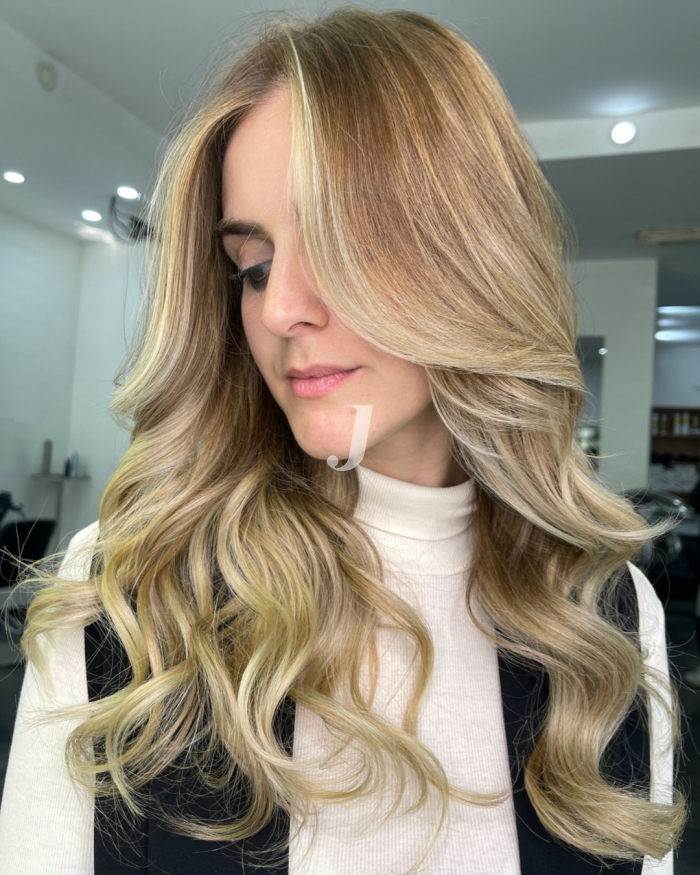 Foto di donna con capelli lunghi biondo chiarissimo dorato