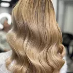 Foto di donna con capelli lunghi biondo chiarissimo dorato