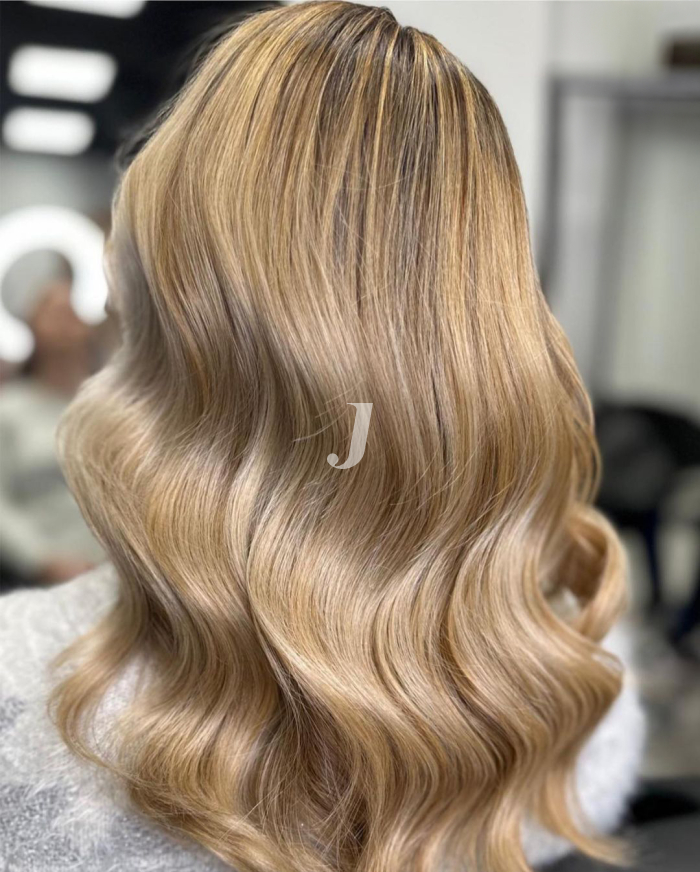 Foto di donna con capelli lunghi biondo chiarissimo dorato