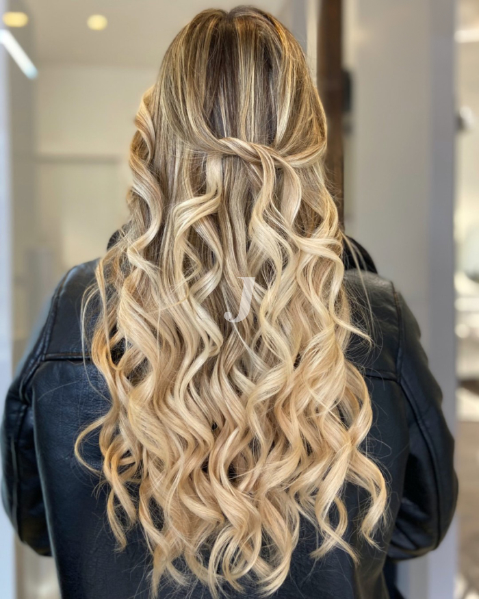 Foto di donna con capelli lunghi biondo chiarissimo dorato