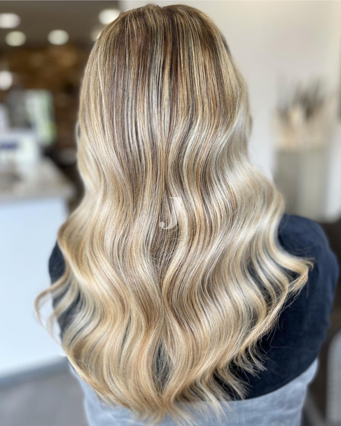 Foto di donna con capelli lunghi biondo chiarissimo dorato