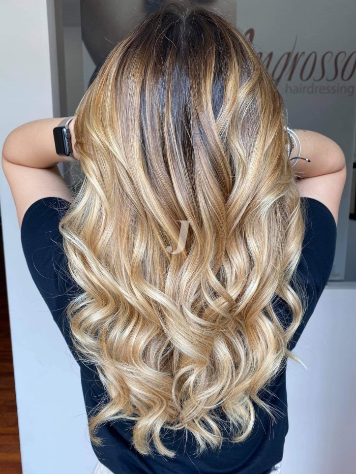 Foto di donna con capelli lunghi biondo chiarissimo dorato