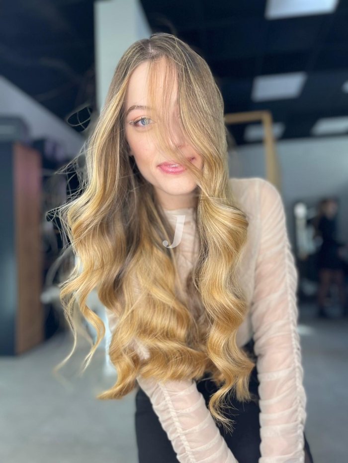 Foto di donna con capelli lunghi biondo chiarissimo dorato