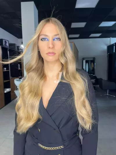 Foto di donna con capelli lunghi biondo chiarissimo dorato