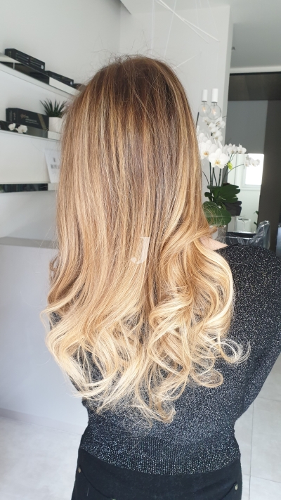 Foto di donna con capelli lunghi biondo chiarissimo dorato