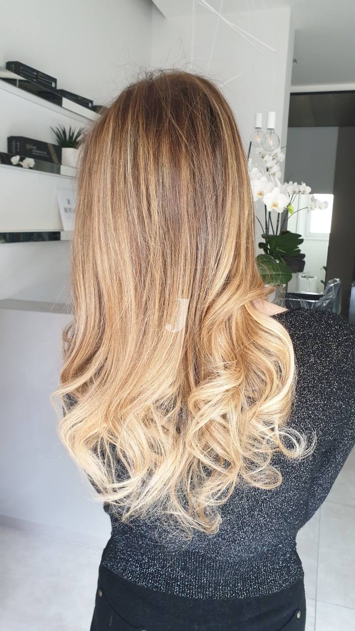 Foto di donna con capelli lunghi biondo chiarissimo dorato