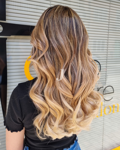 Foto di donna con capelli lunghi biondo chiarissimo dorato