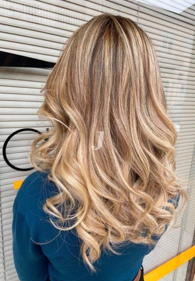 Foto di donna con capelli lunghi biondo chiarissimo dorato