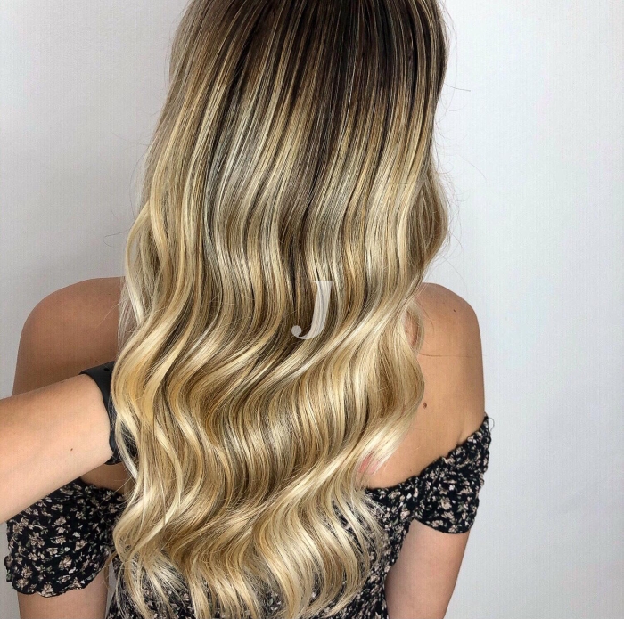 Foto di donna con capelli lunghi biondo chiarissimo dorato