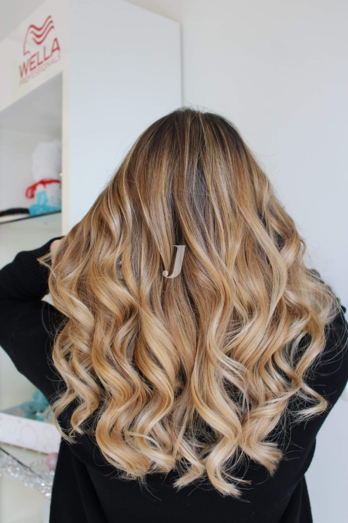 Foto di donna con capelli lunghi biondo chiarissimo dorato