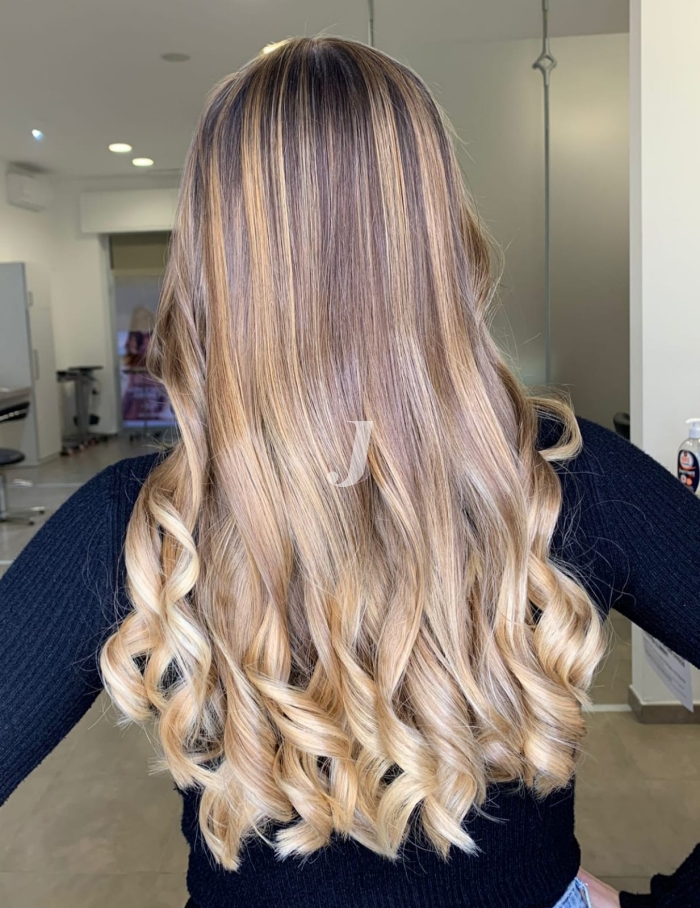 Foto di donna con capelli lunghi biondo chiarissimo dorato