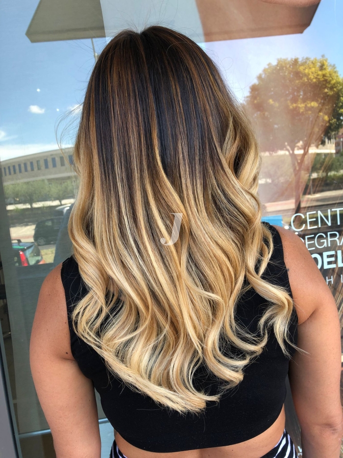 Foto di donna con capelli lunghi biondo chiarissimo dorato