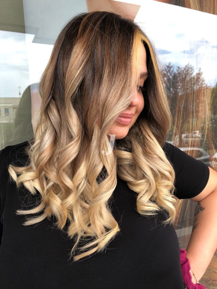 Foto di donna con capelli lunghi biondo chiarissimo dorato