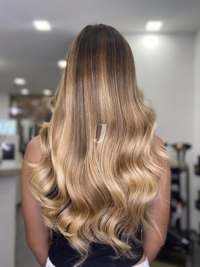 Foto di donna con capelli lunghi biondo chiarissimo dorato