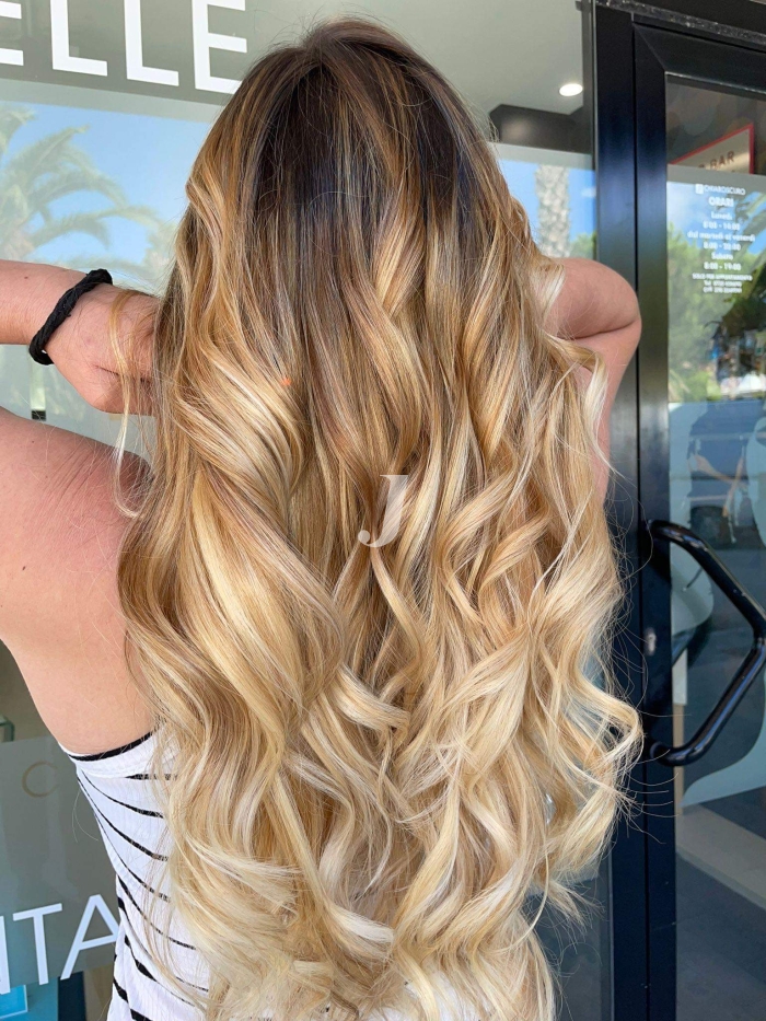 Foto di donna con capelli lunghi biondo chiarissimo dorato